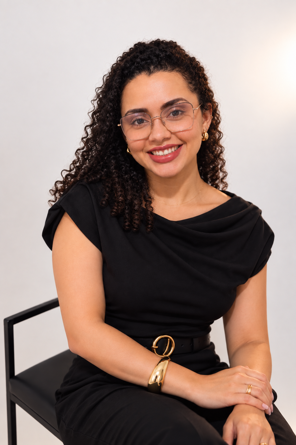 Talita Neves, com roupa preta, em retrato profissional